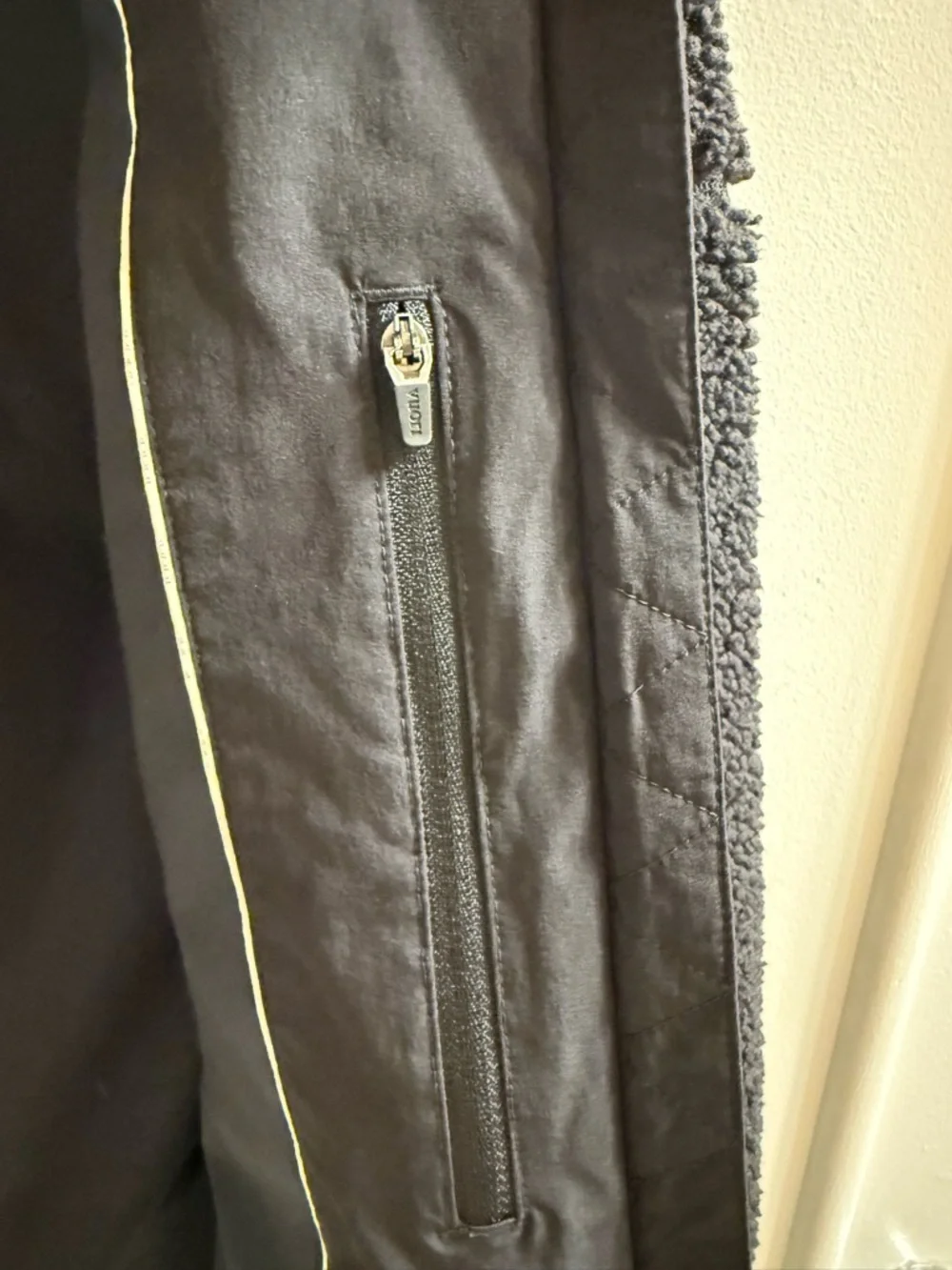 Vuori Lou Full Zip Sherpa Jacket – Black - Picture 4 of 6